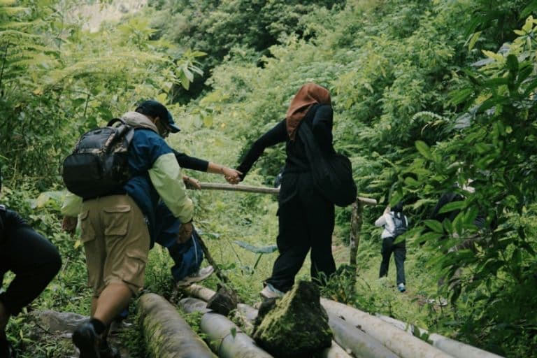 Menschen wandern durch eine von viel Natur geprägte Landschaft